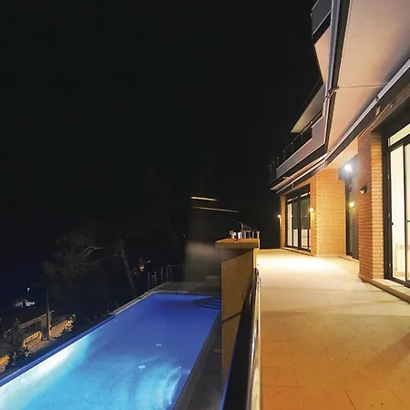 Dom wakacyjny In With House Sea View